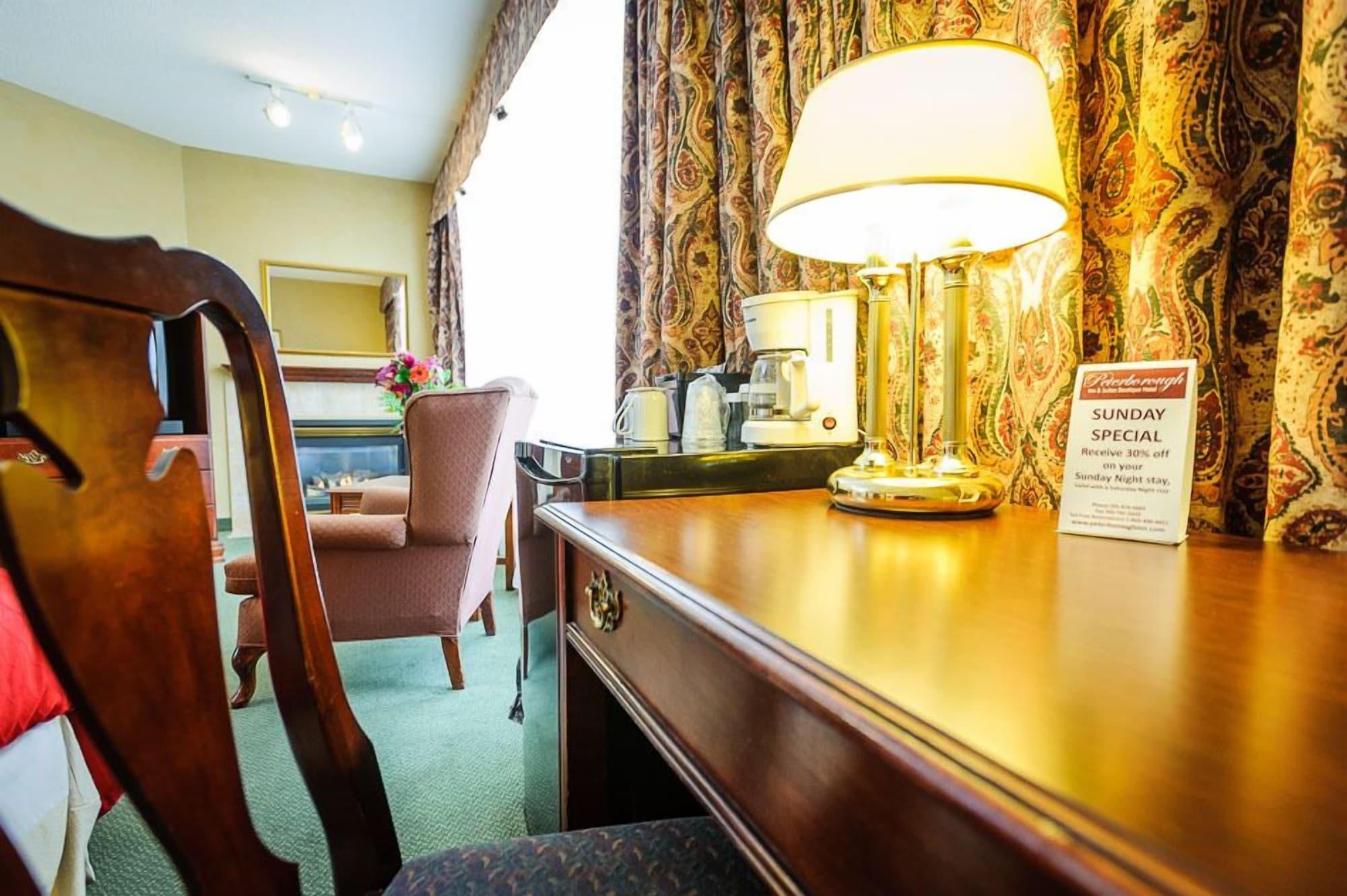 Peterborough Inn & Suites Hotel Extérieur photo