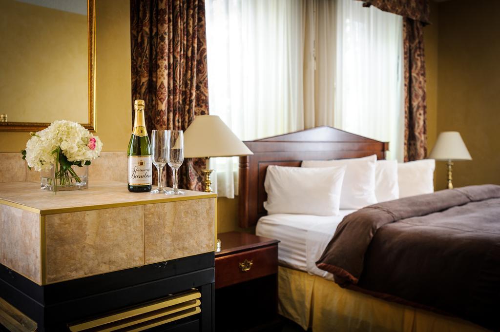 Peterborough Inn & Suites Hotel Extérieur photo