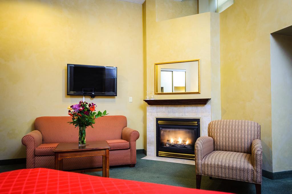Peterborough Inn & Suites Hotel Extérieur photo
