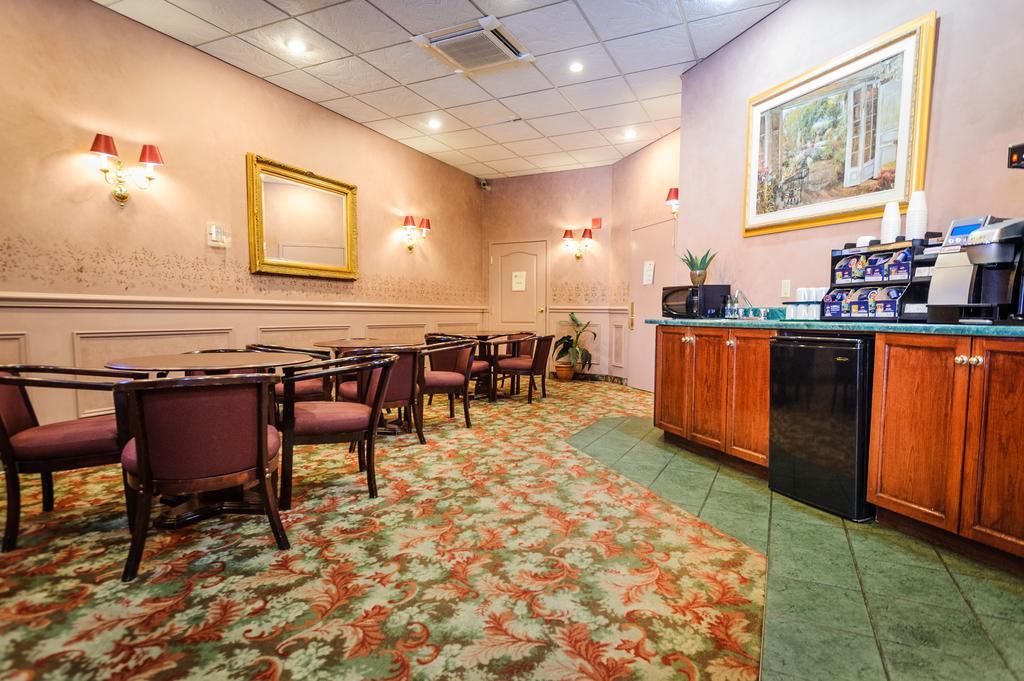 Peterborough Inn & Suites Hotel Extérieur photo
