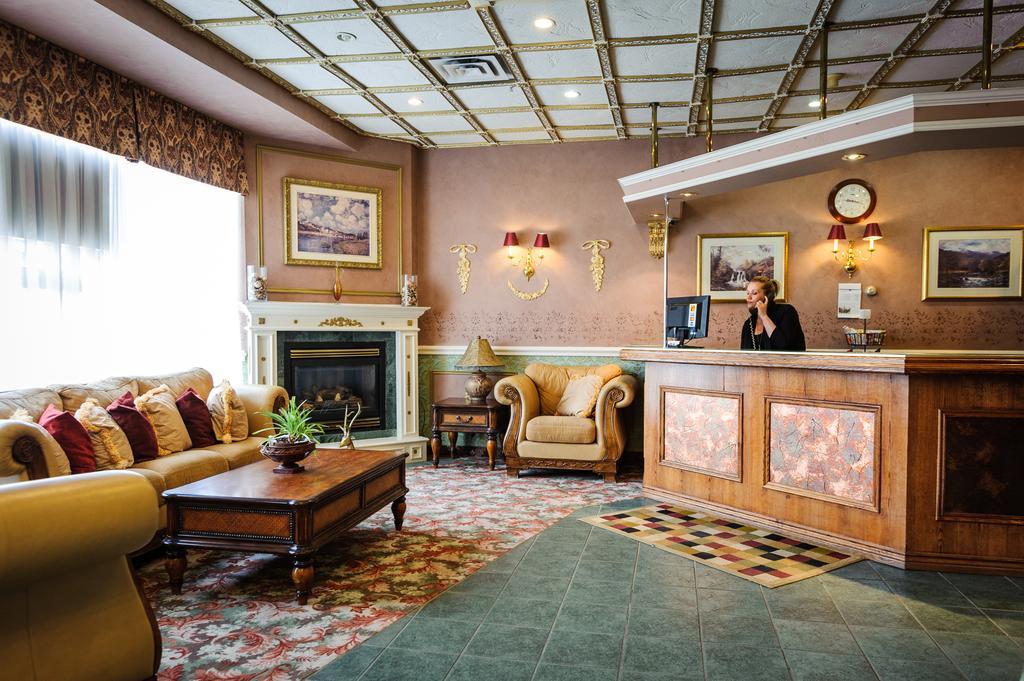 Peterborough Inn & Suites Hotel Extérieur photo