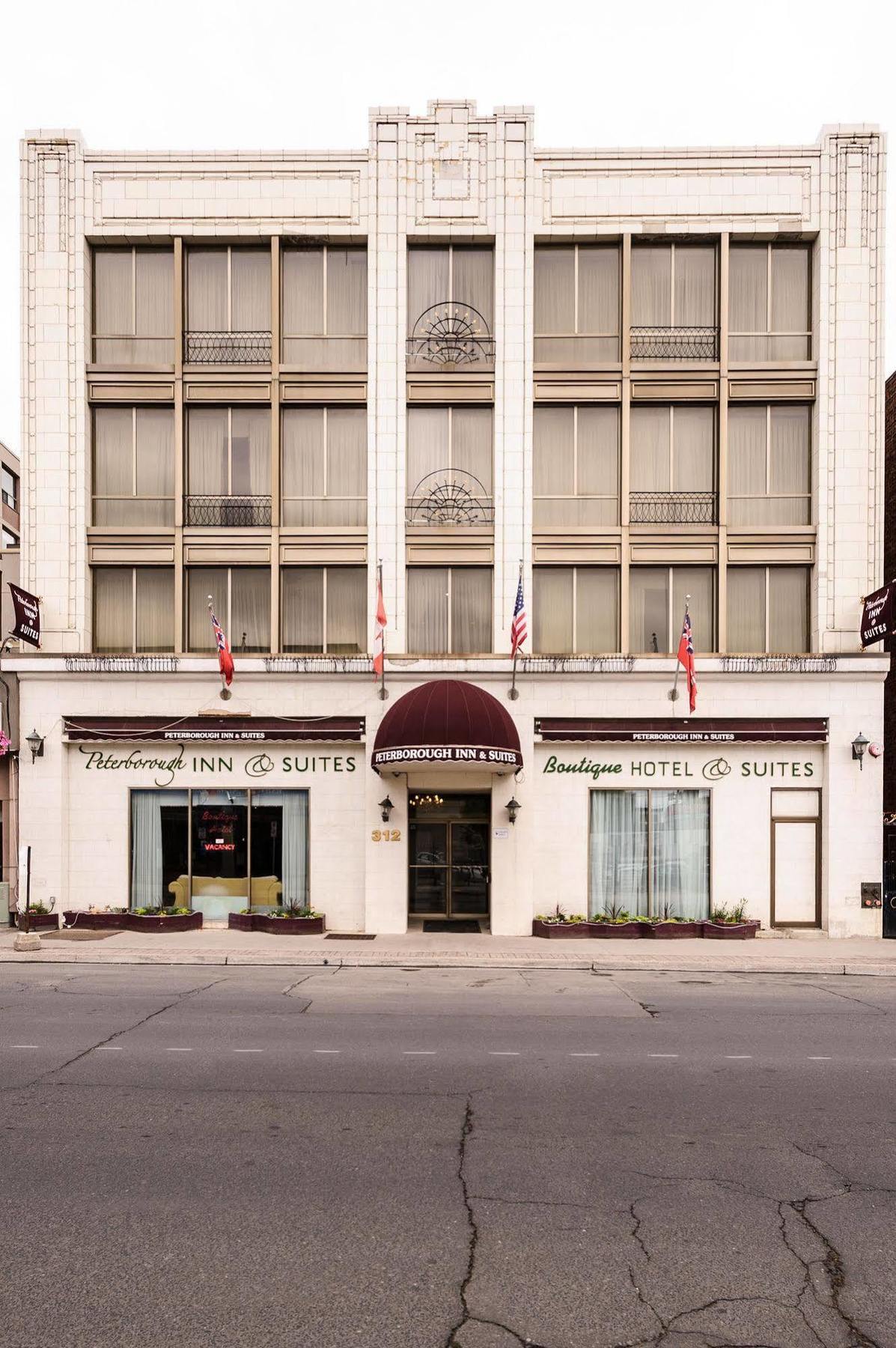 Peterborough Inn & Suites Hotel Extérieur photo