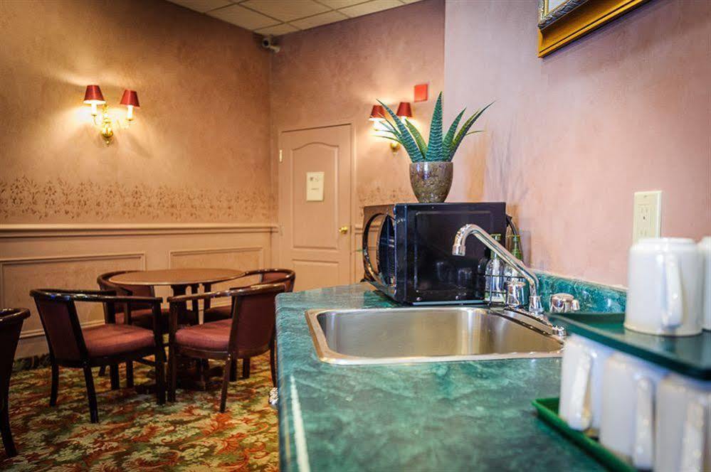 Peterborough Inn & Suites Hotel Extérieur photo